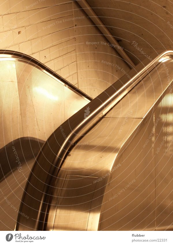 runter gehts Rolltreppe Reflexion & Spiegelung Chrom Untergrund unterirdisch U-Bahn Architektur Menschenleer abwärts aufwärts Poliert Treppengeländer
