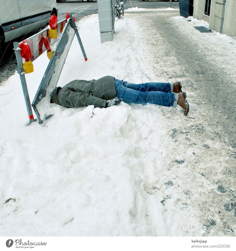 schneechaos Mensch Mann Erwachsene 1 Winter Klima Wetter schlechtes Wetter Eis Frost Schnee Jeanshose Jacke Schuhe fallen Unfall stolpern ausrutschen Sturz