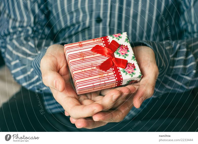 Hände des Mannes, die eine Geschenkbox halten kaufen Glück Feste & Feiern Valentinstag Muttertag Weihnachten & Advent Geburtstag Mensch maskulin Erwachsene Hand