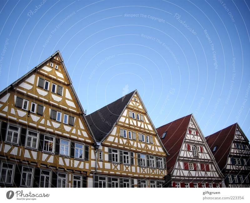 knusperhäuschen Dorf Kleinstadt Stadt Stadtzentrum Altstadt Skyline Menschenleer Haus Bauwerk Gebäude Architektur Mauer Wand Fassade Fenster Dach Himmel