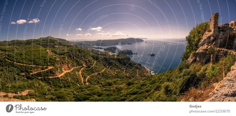Natur-Panorama mit Blick auf das Mittelmeer, eine gewundene Straße und die Burgruine Paleokastritsa | Paleokastritsa Landschaft Wasser Himmel Wolken Horizont