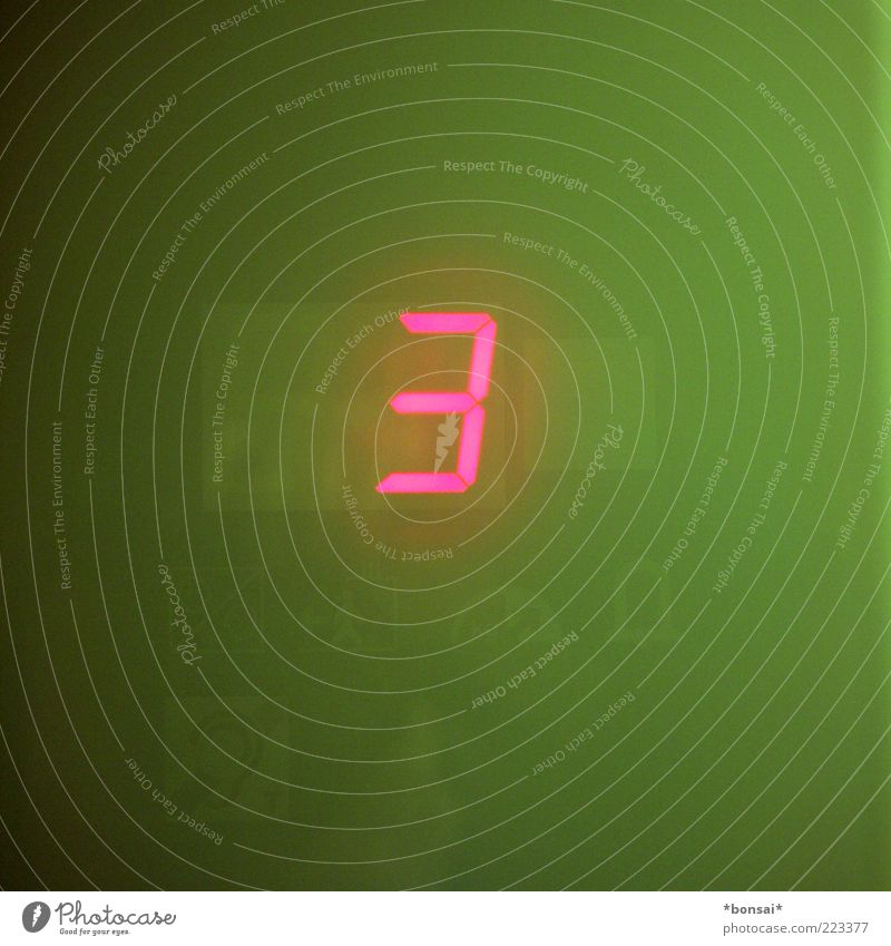 aufwärts Bildschirm Anzeige Informationstechnologie Fahrstuhl Kunststoff Zeichen Ziffern & Zahlen leuchten eckig modern grün rot Design Genauigkeit Kontrolle
