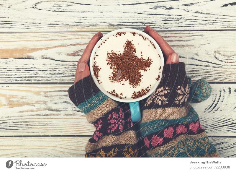 Frauenhände, die großes Cup Cappuccinokaffee umarmen Frühstück Kaffeetrinken Getränk Heißgetränk Latte Macchiato Tasse Becher Mensch feminin Junge Frau