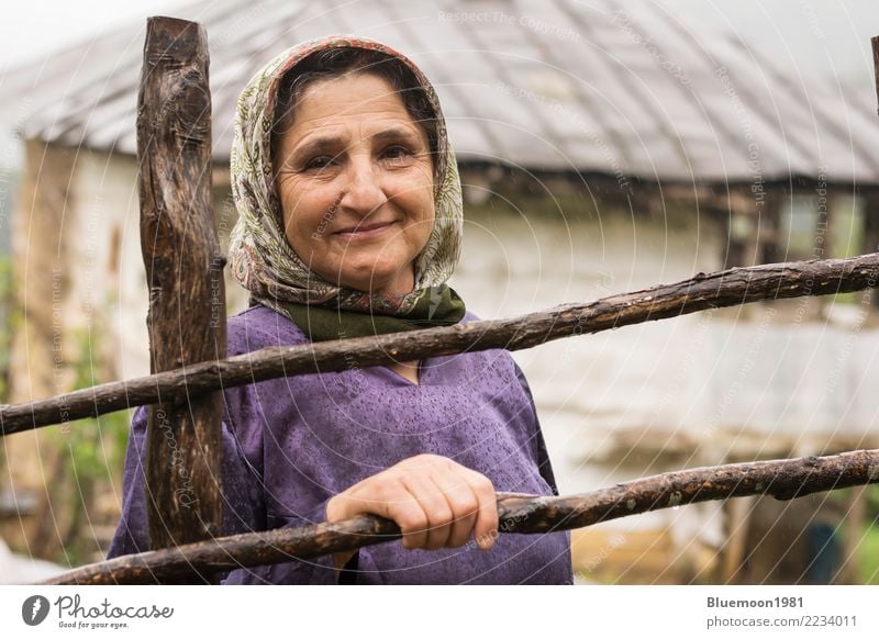 Porträt einer älteren muslimischen Frau an einem regnerischen Tag, ländliche Gegend Lifestyle Stil Leben Ferien & Urlaub & Reisen Haus Mensch feminin Erwachsene