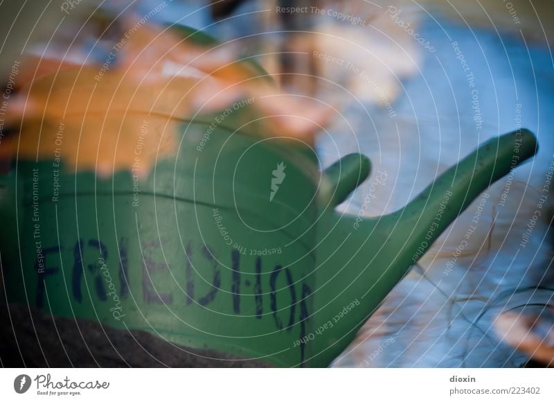 In Frieden Herbst Blatt nass blau braun grün Vergänglichkeit Gießkanne Wasser Friedhof Schriftzeichen Farbfoto Außenaufnahme Menschenleer Tag