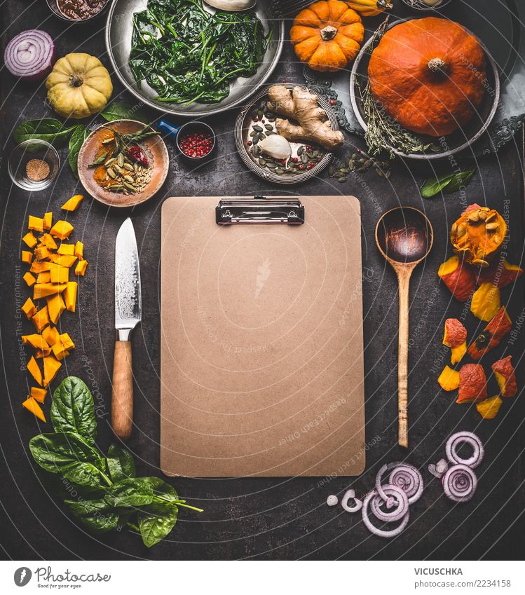 Hintergrund für Kürbis Kochrezepte oder Speisekarte Lebensmittel Gemüse Ernährung Abendessen Festessen Bioprodukte Vegetarische Ernährung Diät Slowfood Geschirr