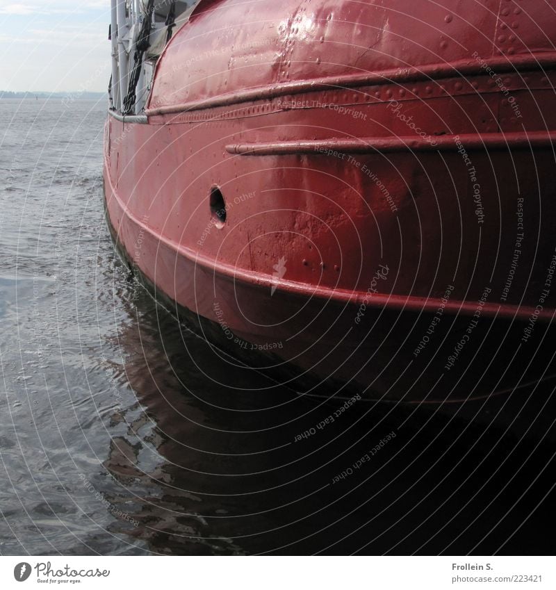 Dickbauch auf der Elbe Fluss Binnenschifffahrt Metall Wasser dunkel groß rund braun rot schwarz Farbfoto Gedeckte Farben Außenaufnahme Detailaufnahme