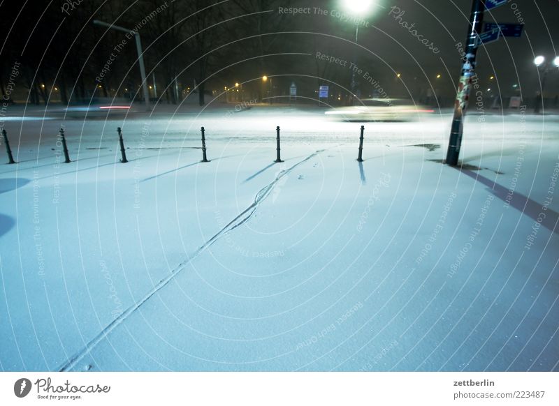 Winter Wetter Stadt Park Platz Verkehr Straße PKW dunkel kalt Dezember Schneedecke Spuren Langzeitbelichtung Neuschnee Nachtfahrt Geschwindigkeit Farbfoto