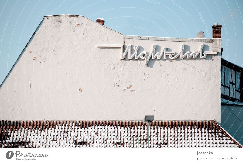 Nachtklub bei Tag Winter Kleinstadt Stadtrand Altstadt Haus Architektur Zeichen Schriftzeichen alt historisch kaputt bizarr skurril Verfall Vergänglichkeit