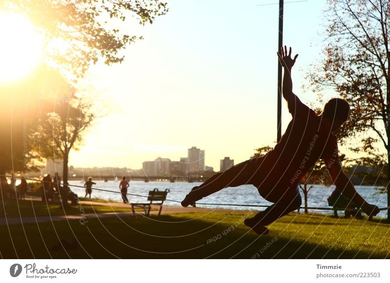 Boston slackliner Leben Erholung Meditation Sonne maskulin 1 Mensch frisch trendy gelb Frühlingsgefühle Selbstbeherrschung Zufriedenheit Idylle Kontrolle