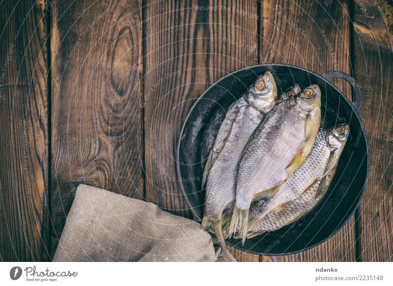 Fisch-Ram in einer runden schwarzen Pfanne Meeresfrüchte Teller Küche Natur Tier Holz natürlich oben braun Rotauge gesalzen Hintergrund Lebensmittel trocknen