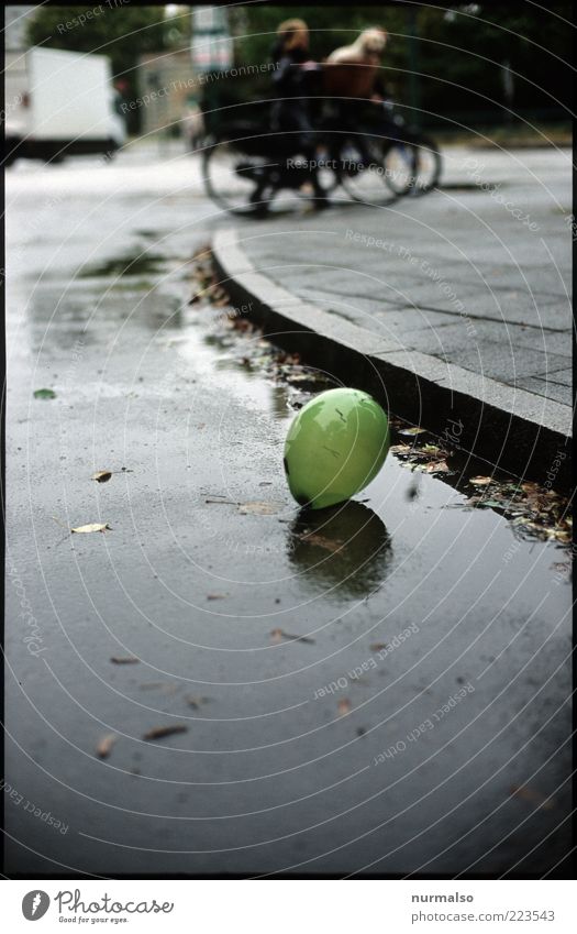 einsamkeit Lifestyle Mensch 2 Umwelt Herbst Klima schlechtes Wetter Wind Regen Verkehr Fahrradfahren Fußgänger Straße Straßenkreuzung Bordsteinkante Asphalt