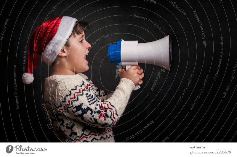 Junge mit einem Megafon zu Weihnachten auf schwarzem Hintergrund Lifestyle Freude Entertainment Party Veranstaltung Feste & Feiern Weihnachten & Advent