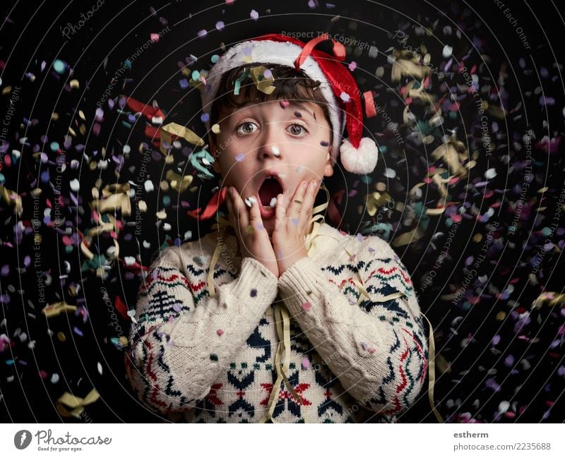 Überraschtes Kind in Silvester Lifestyle Freude Party Veranstaltung Feste & Feiern Weihnachten & Advent Silvester u. Neujahr Mensch maskulin Kleinkind Kindheit