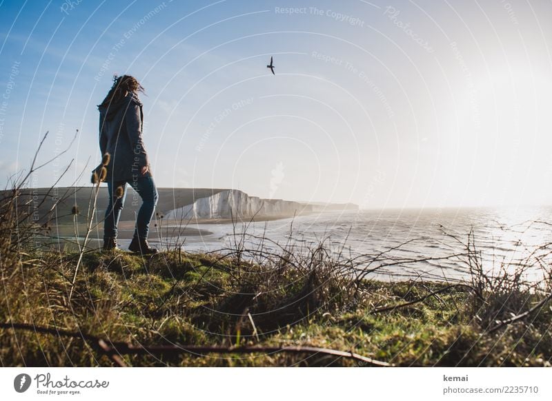 Frau steht an weißen Klippen am Meer in England Lifestyle harmonisch Wohlgefühl Zufriedenheit Sinnesorgane Erholung ruhig Ferien & Urlaub & Reisen Abenteuer