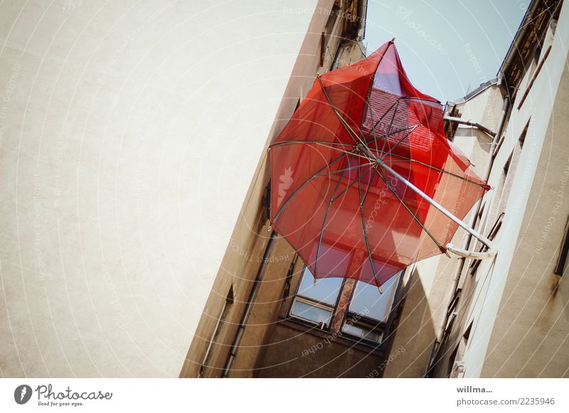 Hinterhofspanner Haus Regenschirm Gebäude Altbau kaputt Stadt rot einklemmen hängenbleiben Schirm