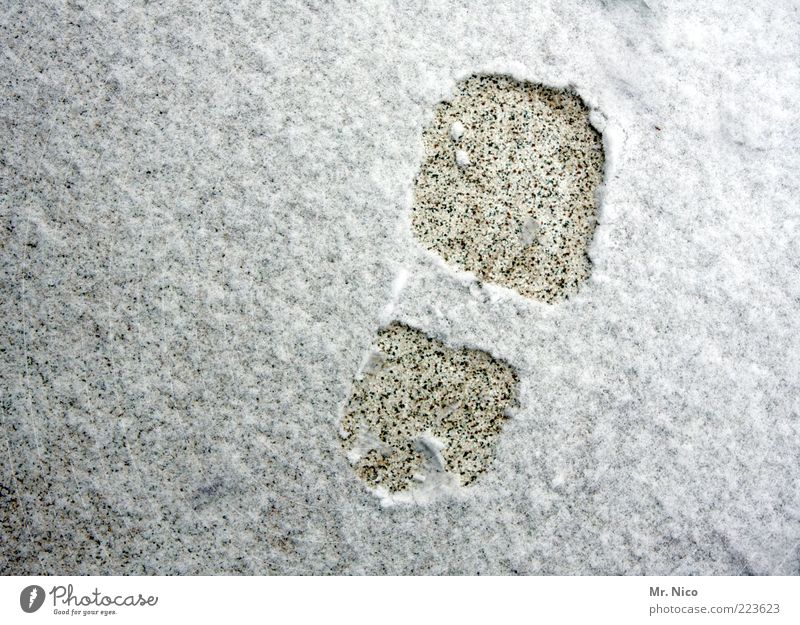schuhgröße 42 Erde Winter Schnee kalt Fußspur Eis Jahreszeiten laufen Abdruck Spuren rechts Vogelperspektive Menschenleer Außenaufnahme Schneespur