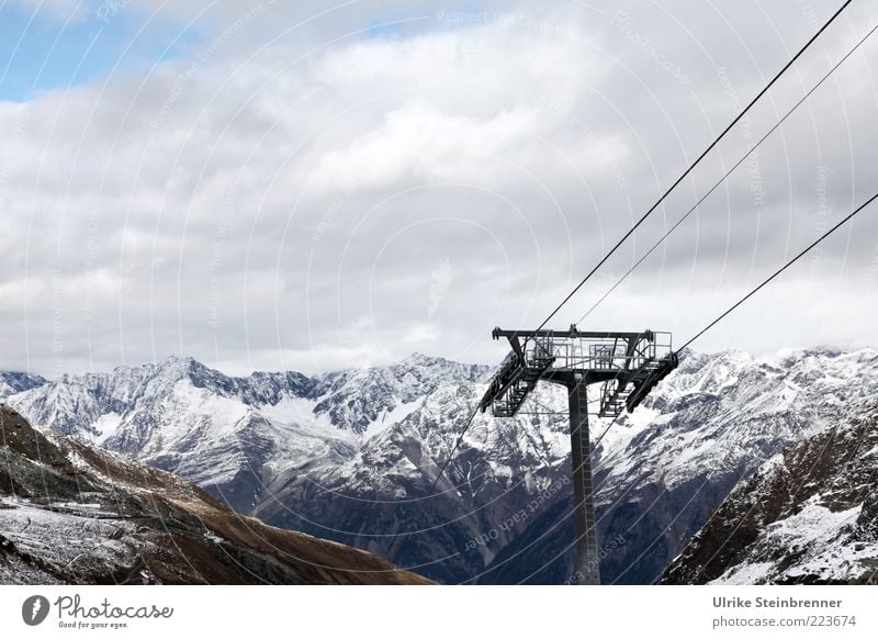 Blick auf die Ötztaler Berge vom Rettenbachgletscher mit Skiliftmast Winter Berge u. Gebirge Wolken Felsen Alpen Gletscher Personenverkehr Seilbahn kalt