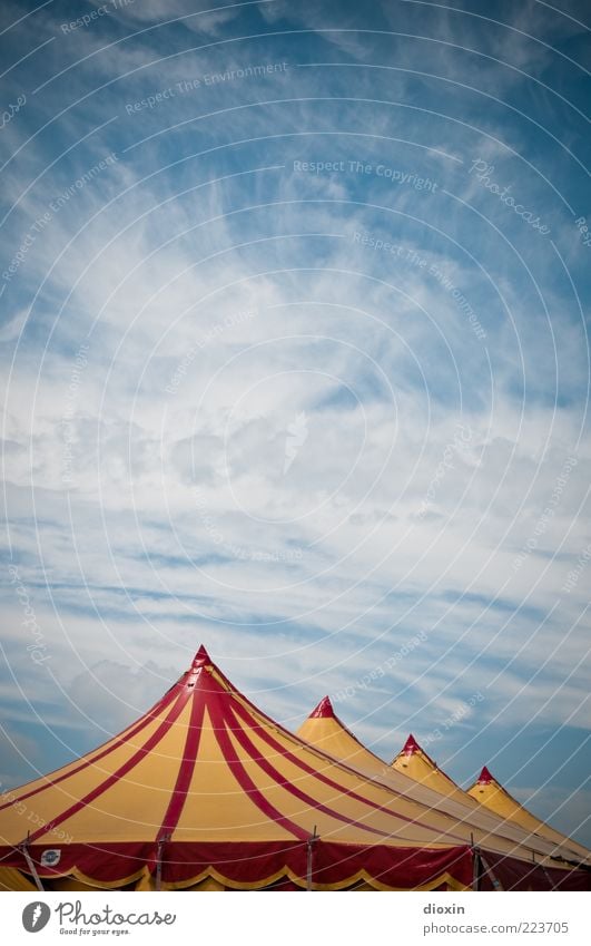 Zirkusluft (FR 6/10) Veranstaltung Himmel Wolken Schönes Wetter Spitze blau gelb rot weiß Freizeit & Hobby Zelt Zirkuszelt Farbfoto Außenaufnahme Menschenleer