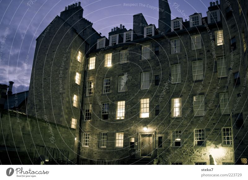 Türchen aufmachen Haus Fassade Fenster leuchten Häusliches Leben Stadt Schottland Edinburgh Lichtschein Hinterhof Gedeckte Farben Außenaufnahme Menschenleer
