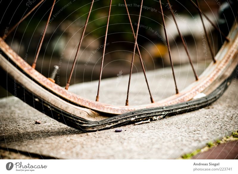 Die Luft ist raus Freizeit & Hobby Verlierer Gummi Rad Fahrradreifen Stein Metall alt kaputt trashig trist Erschöpfung Misserfolg Mobilität Verfall