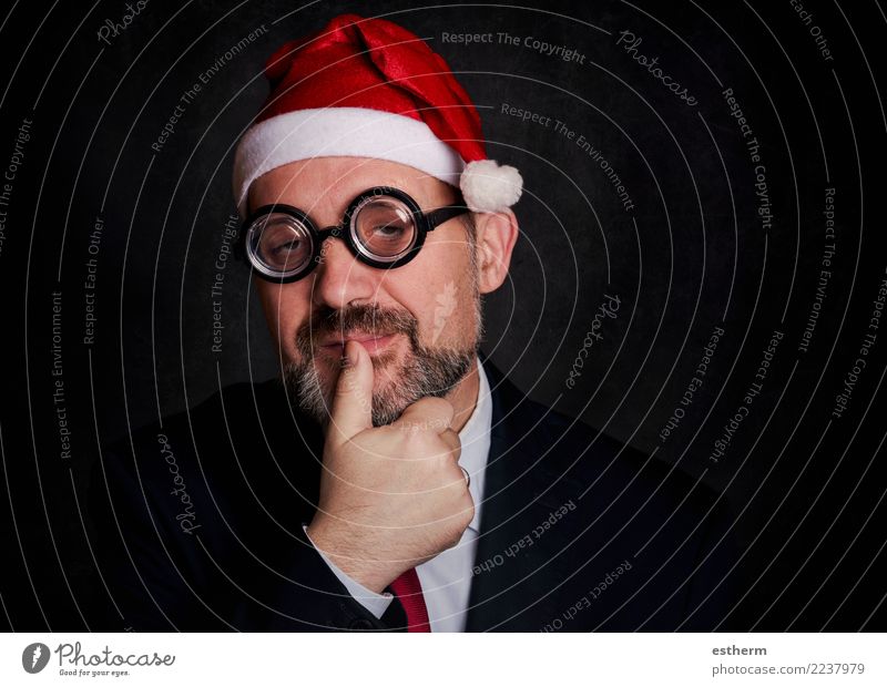lustiger Mann zu Weihnachten auf schwarzem Hintergrund Lifestyle Freude Entertainment Party Veranstaltung Feste & Feiern Weihnachten & Advent