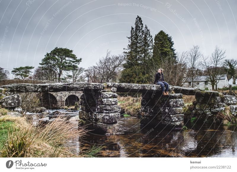 Frau sitzt auf eiiner Steinbrücke im Dartmoor, England Lifestyle Wohlgefühl Zufriedenheit Erholung ruhig Freizeit & Hobby Ferien & Urlaub & Reisen Ausflug