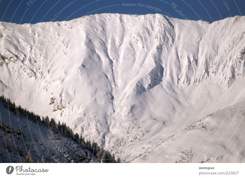 Extreme Lawinengefahr Umwelt Natur Landschaft Wetter Schönes Wetter Felsen Alpen Berge u. Gebirge Gipfel Schneebedeckte Gipfel gigantisch groß