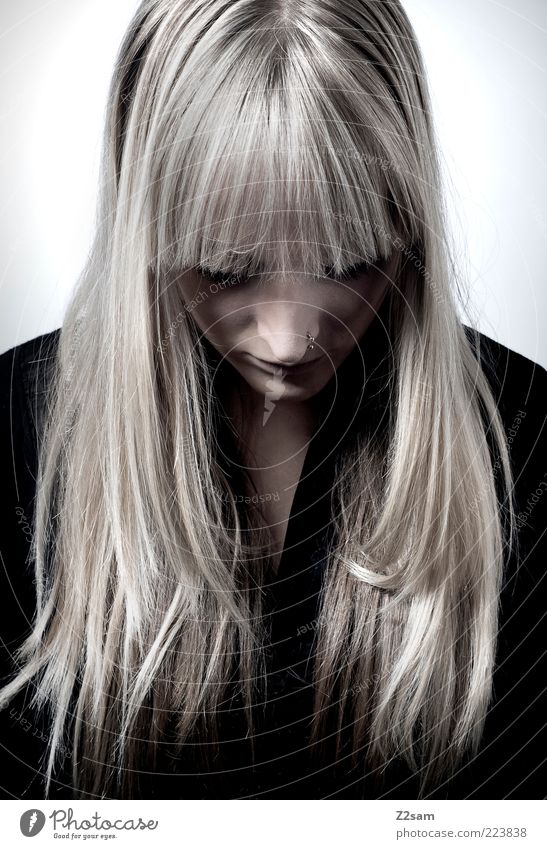 Kraftlos II Stil Haare & Frisuren feminin Junge Frau Jugendliche 1 Mensch 18-30 Jahre Erwachsene Blick träumen Traurigkeit blond schön kaputt trist Trauer
