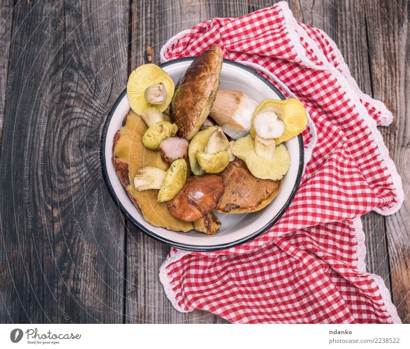 essbare wilde Pilze Gemüse Vegetarische Ernährung Diät Schalen & Schüsseln Tisch Küche Herbst Holz frisch natürlich oben braun grau rot weiß Hintergrund
