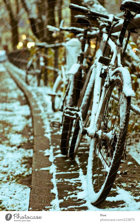 Hamburg Bicycle Parking Winter Schnee Platz Straße Fahrrad dunkel kalt Fahrradsattel Pedal Fahrradlenker Boden Kopfsteinpflaster Licht Brückengeländer