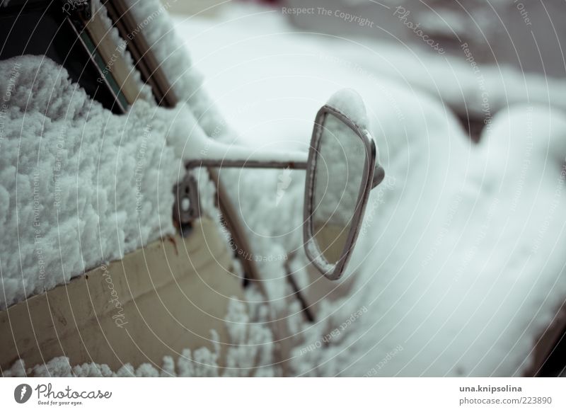 spieglein, spieglein Winter Eis Frost Schnee Verkehrsmittel Fahrzeug PKW frieren kalt weiß Seitenspiegel Spiegel verdreht retro Oldtimer Farbfoto