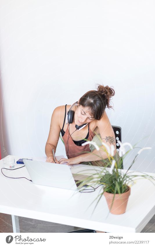 Geschäftsfrau, die an ihrem Laptop bei der Arbeit arbeitet (Stern-oben Konzept) Lifestyle Schreibtisch Musik Erfolg lernen Arbeit & Erwerbstätigkeit Büro