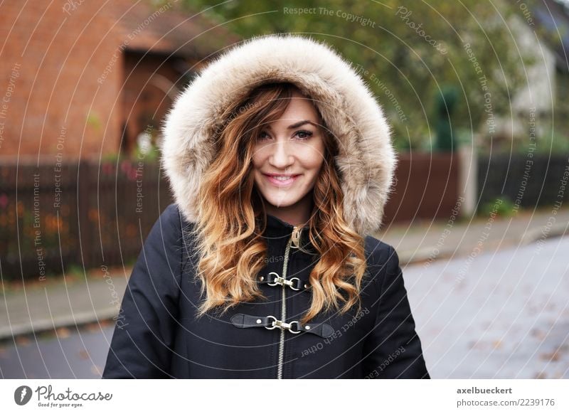 smiling young woman wearing winter coat with fake fur hood Lifestyle Stil Winter Mensch feminin Junge Frau Jugendliche Erwachsene 1 18-30 Jahre Stadt Stadtrand