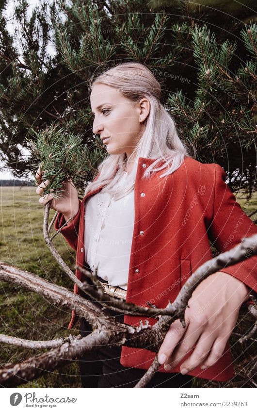 AUTUM 2017 Lifestyle elegant Stil Junge Frau Jugendliche 18-30 Jahre Erwachsene Natur Landschaft Herbst Baum Tanne Wald Mode Jacke Bluse blond langhaarig