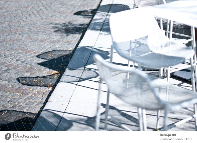 Noch Sonnenplätze frei Restaurant trendy grau weiß Straßencafé Schönes Wetter Sommer Stuhl Tisch leer Sitzgelegenheit Farbfoto Menschenleer Licht Schatten