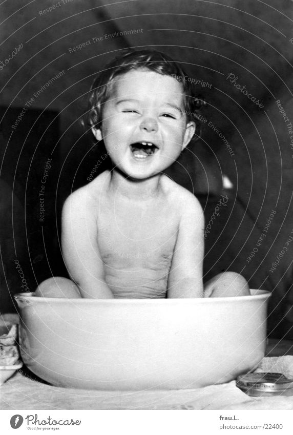 Waschschüssel Freude Körperpflege Gesicht Leben Tisch Kind Mensch Kleinkind Mädchen Zähne lachen Fröhlichkeit klein niedlich Lebensfreude Begeisterung