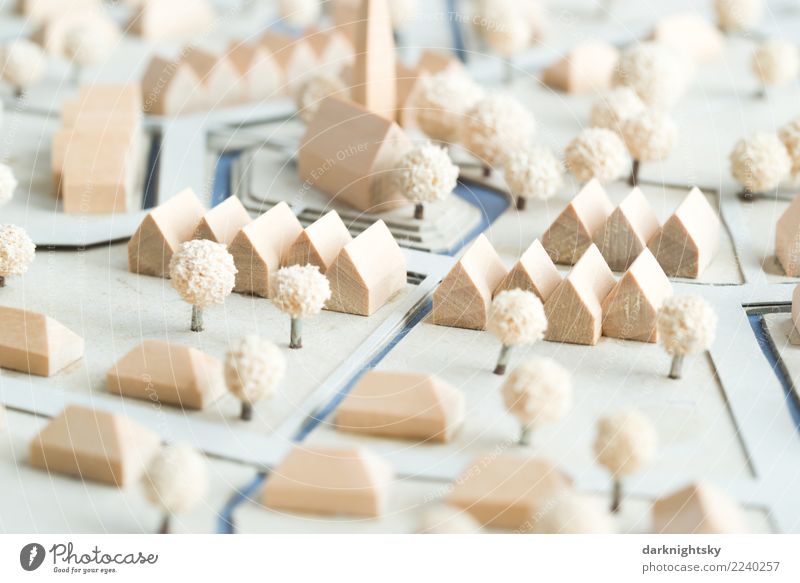 Ein neu geplantes Dorf mit Wohnhäusern, Reihenhäusern und Bungalows, new urbanism. Das Modell ist aus Holz, Karton und Bäumen aus Schaumgummi konstruiert. Es handelt sich um ein Feriendorf in Norddeutschland