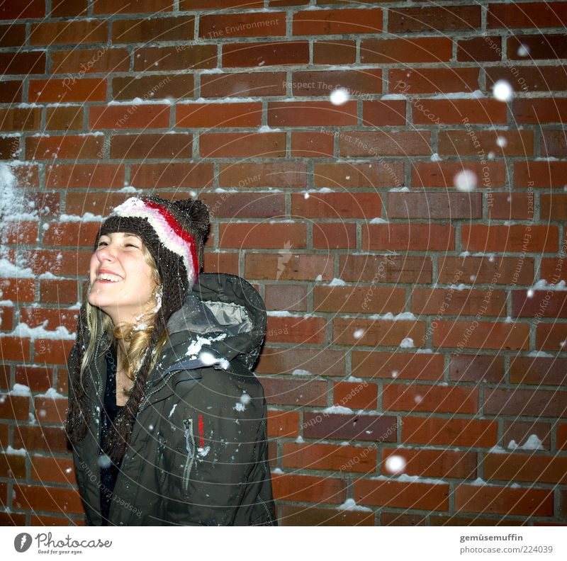 Winterfreude Junge Frau Jugendliche Kopf 1 Mensch 18-30 Jahre Erwachsene Wetter Eis Frost Schnee Schneefall Gebäude Fassade Mantel Mütze lachen toben