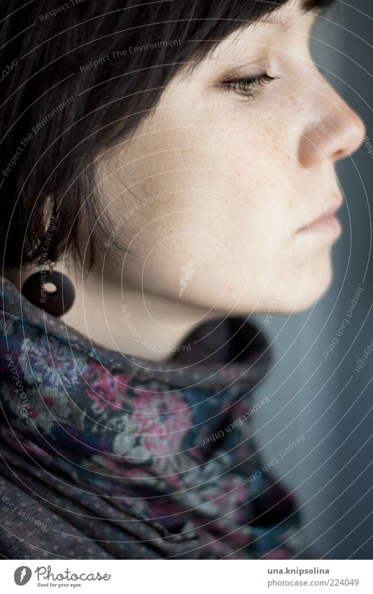 O feminin Junge Frau Jugendliche Erwachsene 1 Mensch 18-30 Jahre Stoff Accessoire Ohrringe Schal brünett kurzhaarig beobachten Blick träumen geblümt Tuch