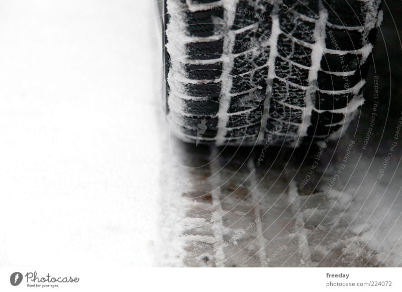StVO - Winterreifenpflicht Schnee Klima Wetter schlechtes Wetter Eis Frost Verkehr Verkehrswege Straßenverkehr Autofahren Fahrzeug PKW kalt Reifen Reifenspuren