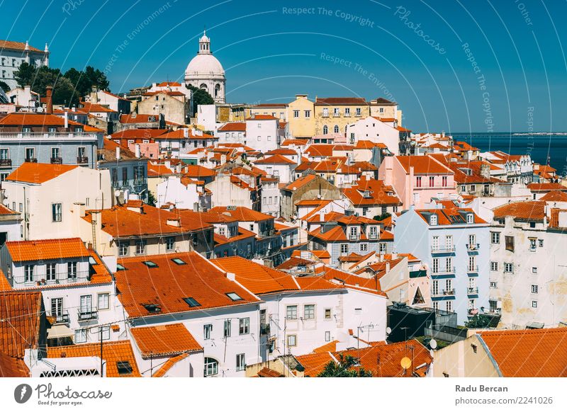 Innenstadt von Lissabon Skyline der alten historischen Stadt in Portugal Ferien & Urlaub & Reisen Tourismus Sightseeing Städtereise Expedition Sommer Haus