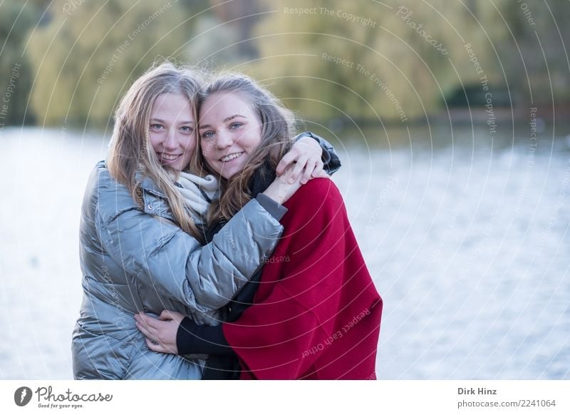 Freundinnen im Park II Mensch feminin Junge Frau Jugendliche Geschwister Freundschaft Paar Partner 2 18-30 Jahre Erwachsene Herbst blond Fröhlichkeit