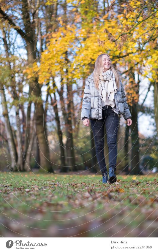 Herbstspaziergang VI Lifestyle Stil Mensch feminin Junge Frau Jugendliche 1 18-30 Jahre Erwachsene Natur Park Mode Jeanshose Jacke Schal Stiefel blond