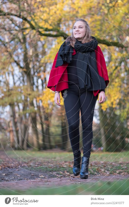 Herbstmode II Lifestyle elegant Stil schön Mensch feminin Junge Frau Jugendliche 1 18-30 Jahre Erwachsene Natur Park Mode Bekleidung Schal Stiefel gehen