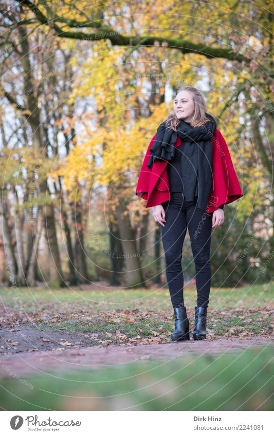Herbstmode II elegant Stil schön Ausflug Mensch feminin Junge Frau Jugendliche 1 18-30 Jahre Erwachsene Natur Park Mode Bekleidung Schal Stiefel gehen Blick
