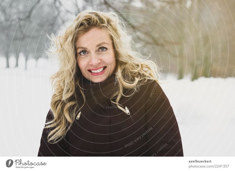 blonde Frau in Winterlandschaft Lifestyle Freude Zufriedenheit Erholung Freizeit & Hobby Schnee Winterurlaub wandern Mensch feminin Junge Frau Jugendliche