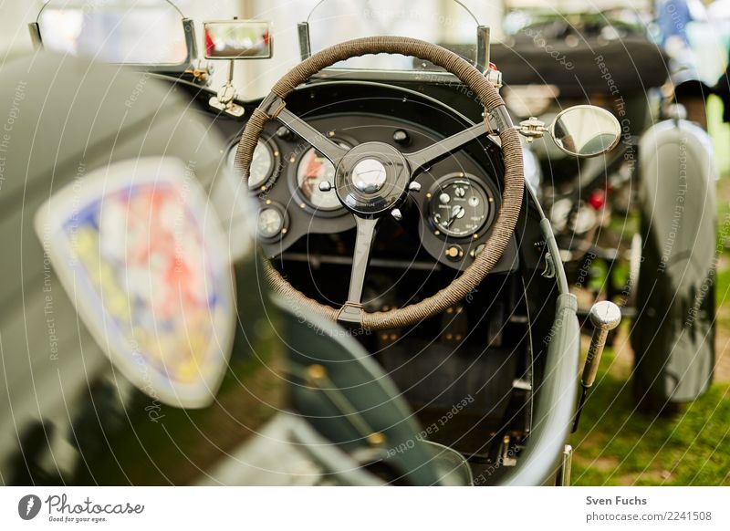 Cockpit eines Oldtimer-Rennwagens Show Verkehrsmittel Personenverkehr Autofahren Fahrzeug PKW Cabrio Sportwagen grün Nostalgie Versicherung Blech Lenkrad