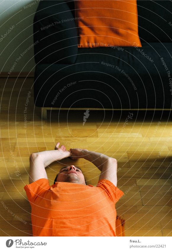 Fitness Turnen Sofa Kissen Bodenbelag dehnen unrasiert Mann orange Morgen Wohnzimmer Parkett Gesundheit Muskulatur Arme zwieback sportlich Dehnung