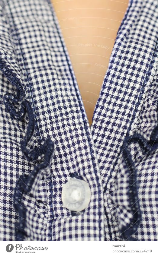zugeknöpft feminin Mode Bekleidung Hemd blau Knöpfe kariert weiß Bluse Stoff Stoffmuster Muster Rüschen geschlossen Haut Farbfoto Zentralperspektive bayerisch